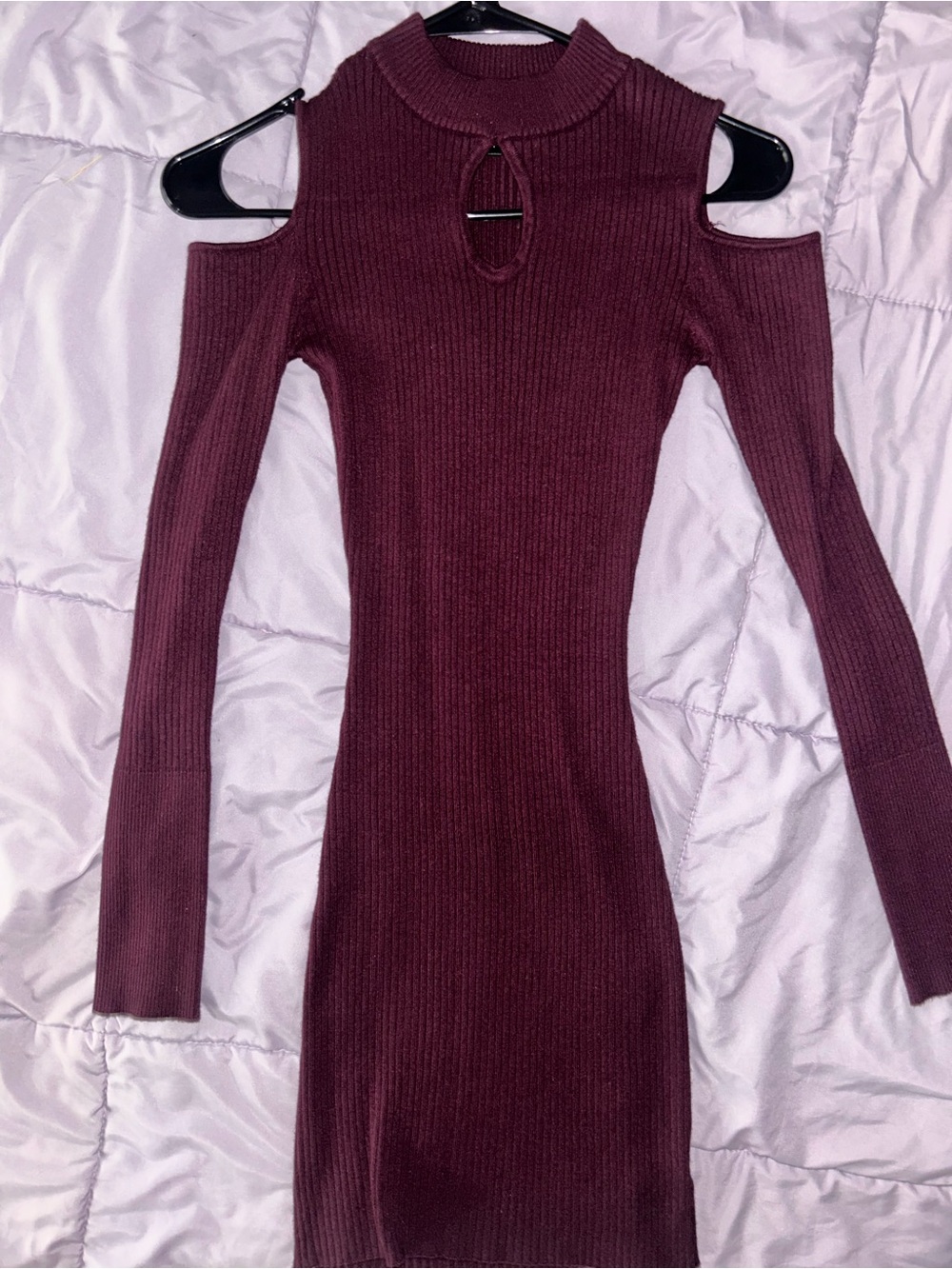 Cold-Shoulder Ribbed Knit Dress in Plum